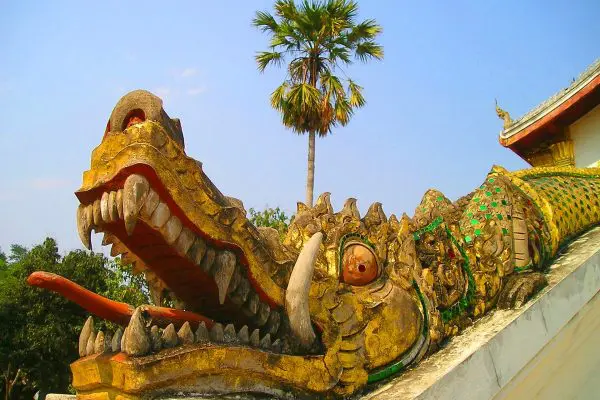 (8.) Foto-Impressionen zu: Statue am Tempeleingang, Laos
