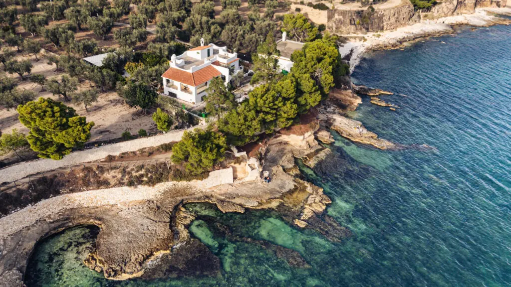 Haus an den Klippen in Vico Macchia, Italien