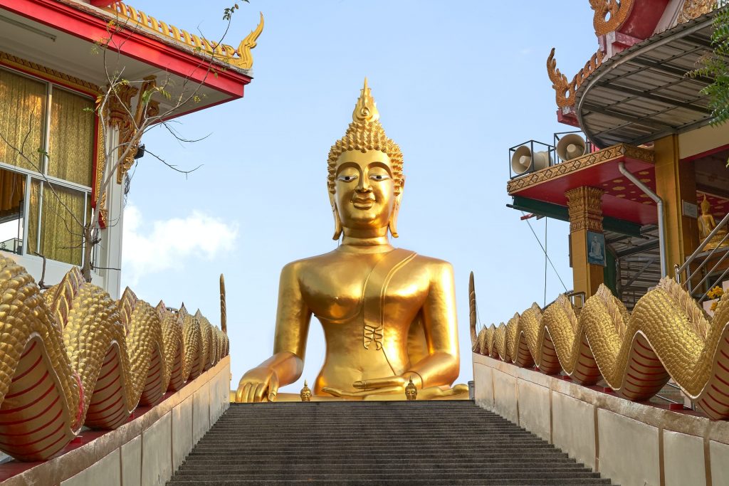 Goldene Buddha Statue im Big Buddha Tempel in Pattaya, Thailand