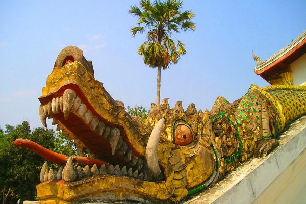 Statue am Tempeleingang, Laos