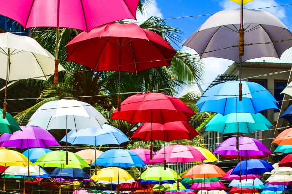 Straße mit Regenschirmen als Sonnenschutz, Mauritius