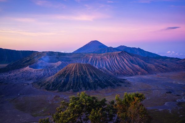 Vulkane Indoensiens beim Sonnenuntergang