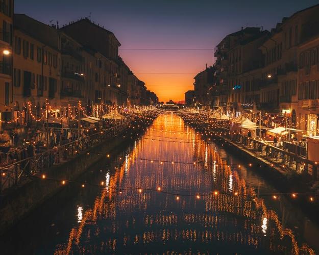 Prunkvolles Mailand und siegbringendes Verona Hintergrundbild