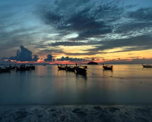 Der einsame Süden: Hat Yai, Koh Lipe & Krabi Hintergrundbild