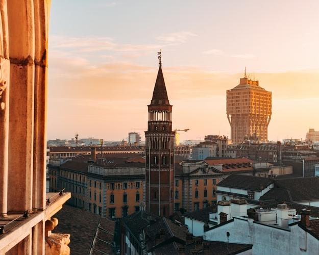 Italiens Metropole Mailand & Baden auf Sizilien Hintergrundbild