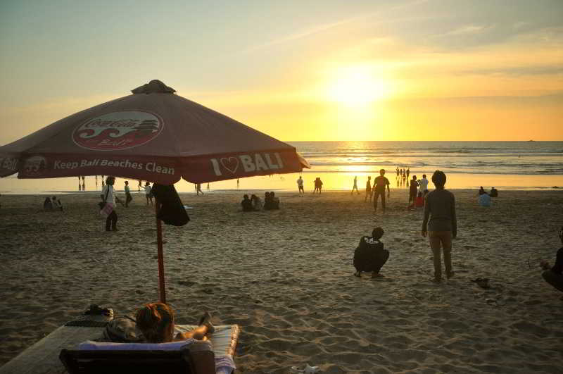 Preiswerter Strandurlaub auf Bali Hintergrundbild
