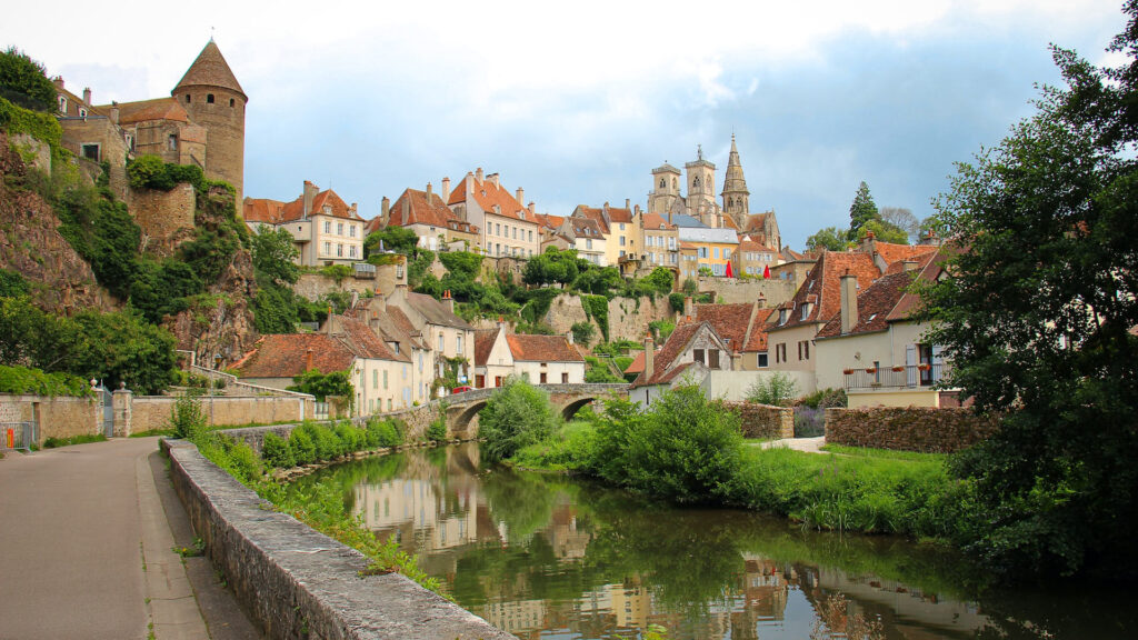 Burg und Kirche in Semur-en-Auxois, France