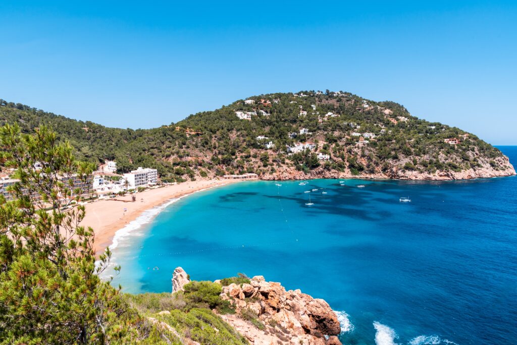 Strand an Cala San Vicente, Ibiza, Spanien