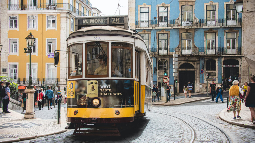 Gelbe Strassenbahn in Lissabon, Portugal