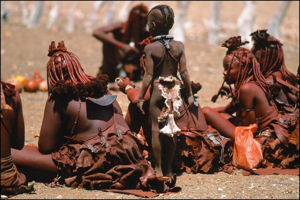 Himba Stamm auf einer Namibia Rundreise begegnen