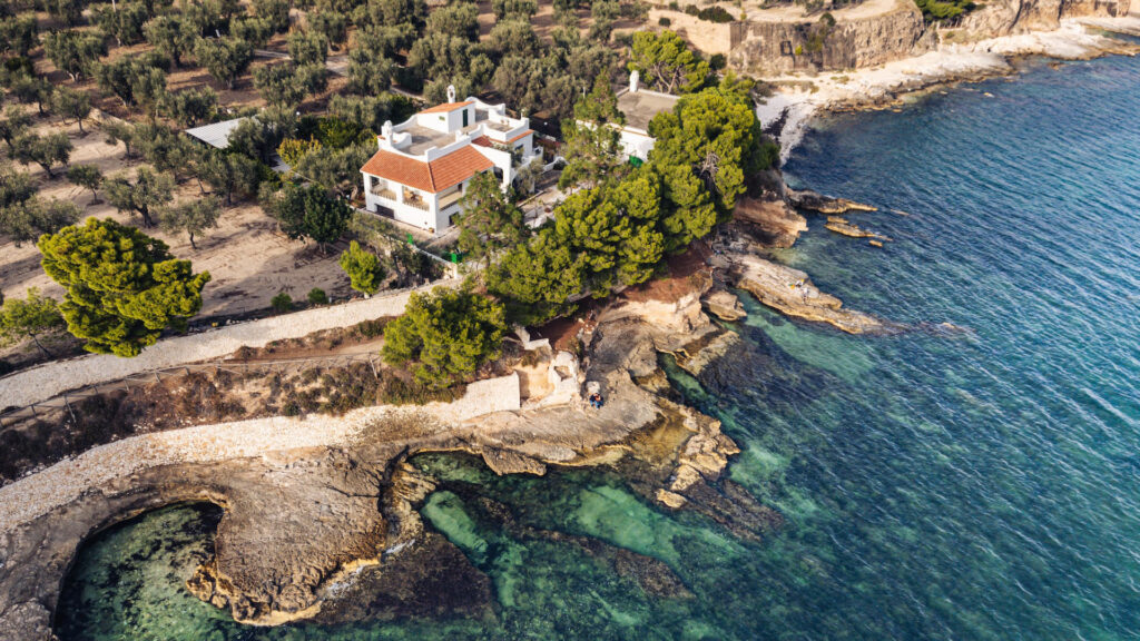 Haus an den Klippen in Vico Macchia, Italien