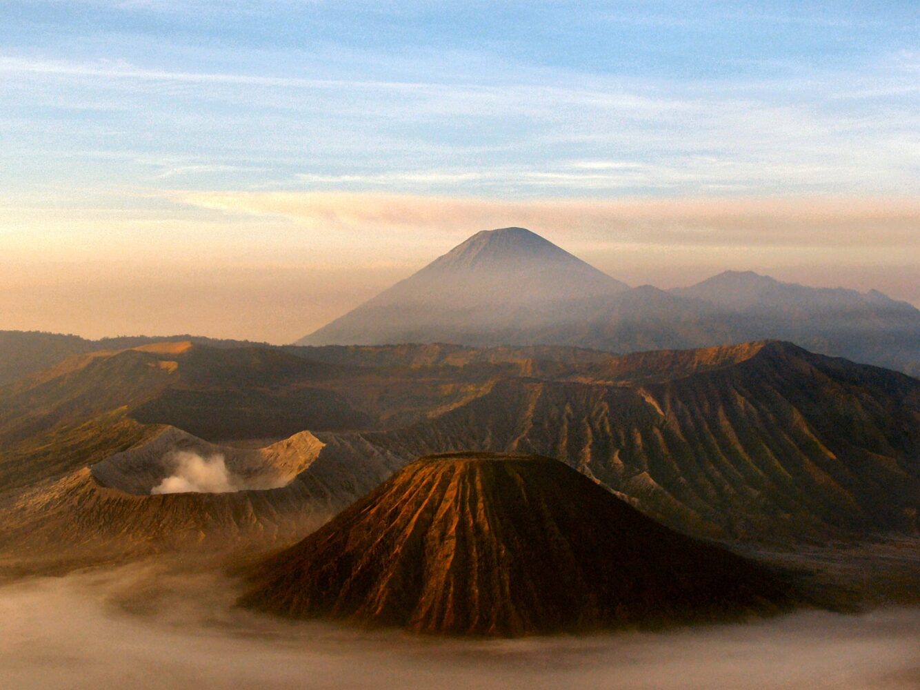 Mt. Bromo, Kurztour Flores & Rinca "Warane & Korallengärten" & Baden auf Bali Hintergrundbild