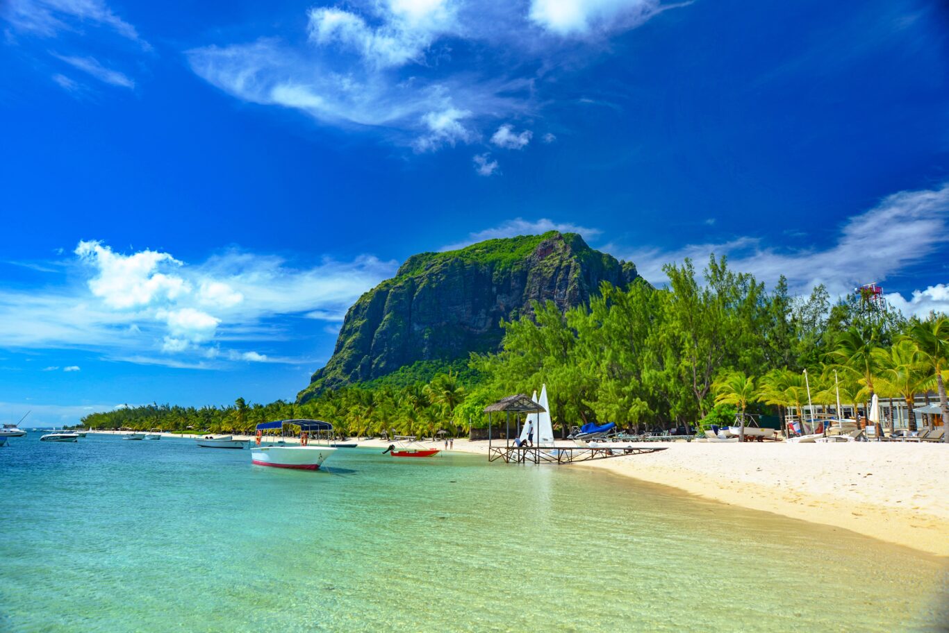 Motoryacht Inselhopping Seychellen (3 Nächte) & Baden auf Mahé und Mauritius Hintergrundbild