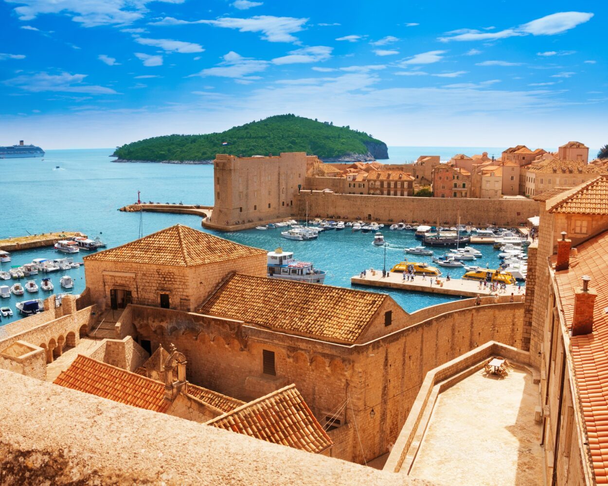 Pittoreskes Kroatien - Pula und Dubrovnik Hintergrundbild