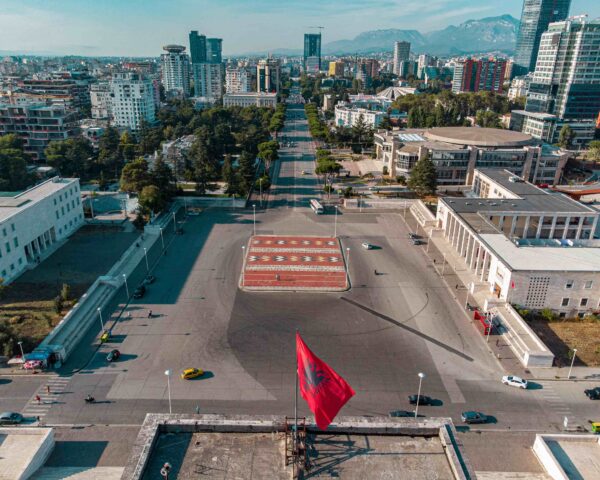 Tirana inkl. Stadttour mit Dajti Seilbahn & Baden in Durres