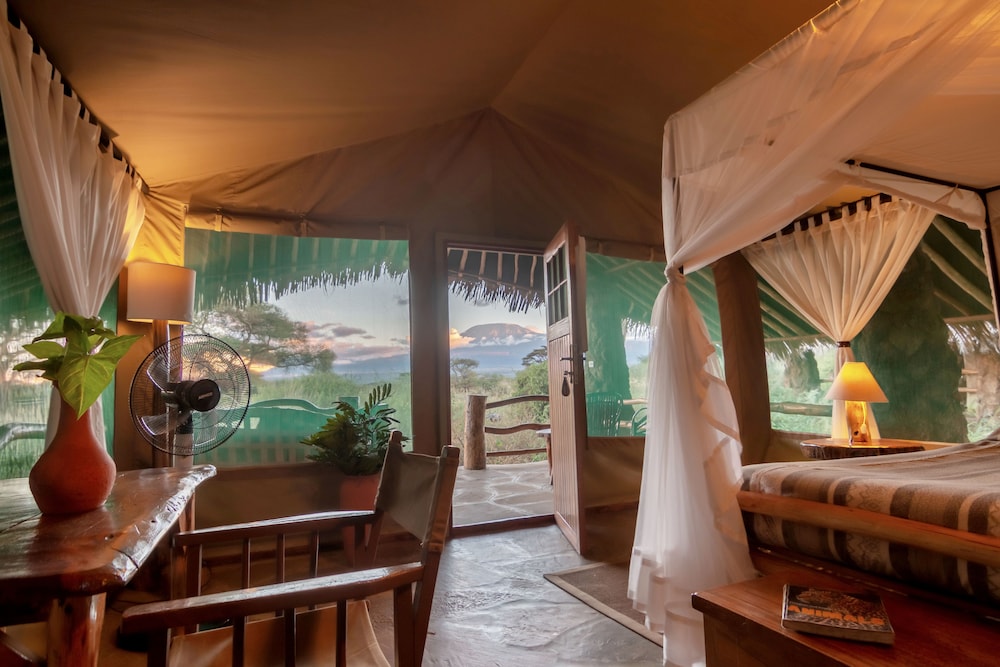 Nairobi, Safari Lodge im Amboseli Nationalpark & Baden Mombasa Hintergrundbild