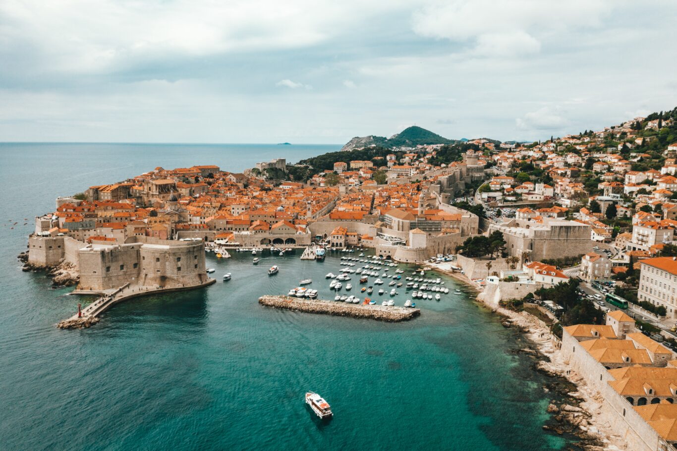 Pittoreskes Kroatien - Pula und Dubrovnik Hintergrundbild