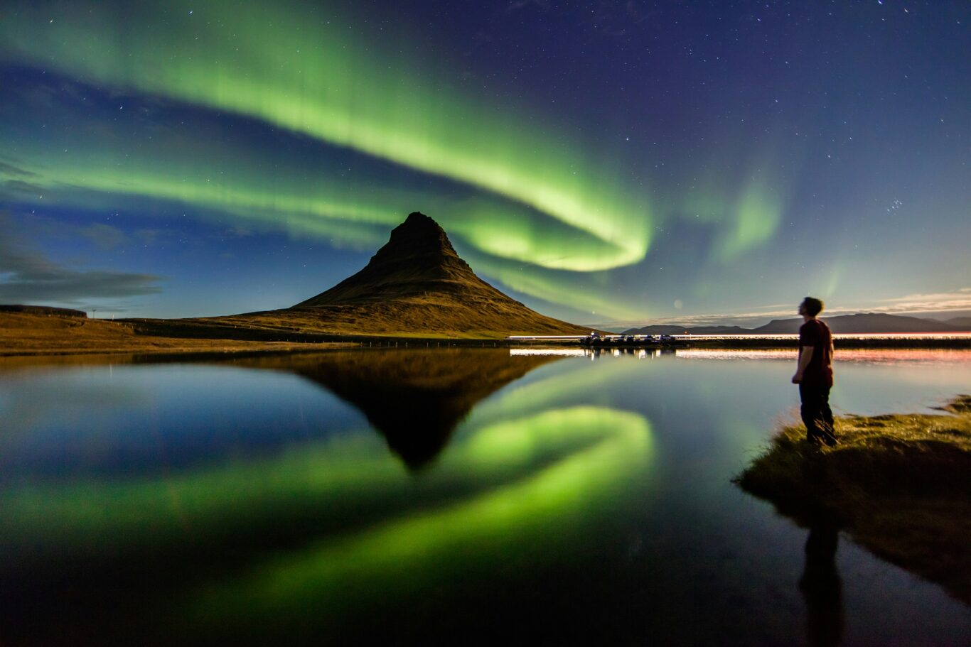 Polarlichter & Gletscher in Island Hintergrundbild