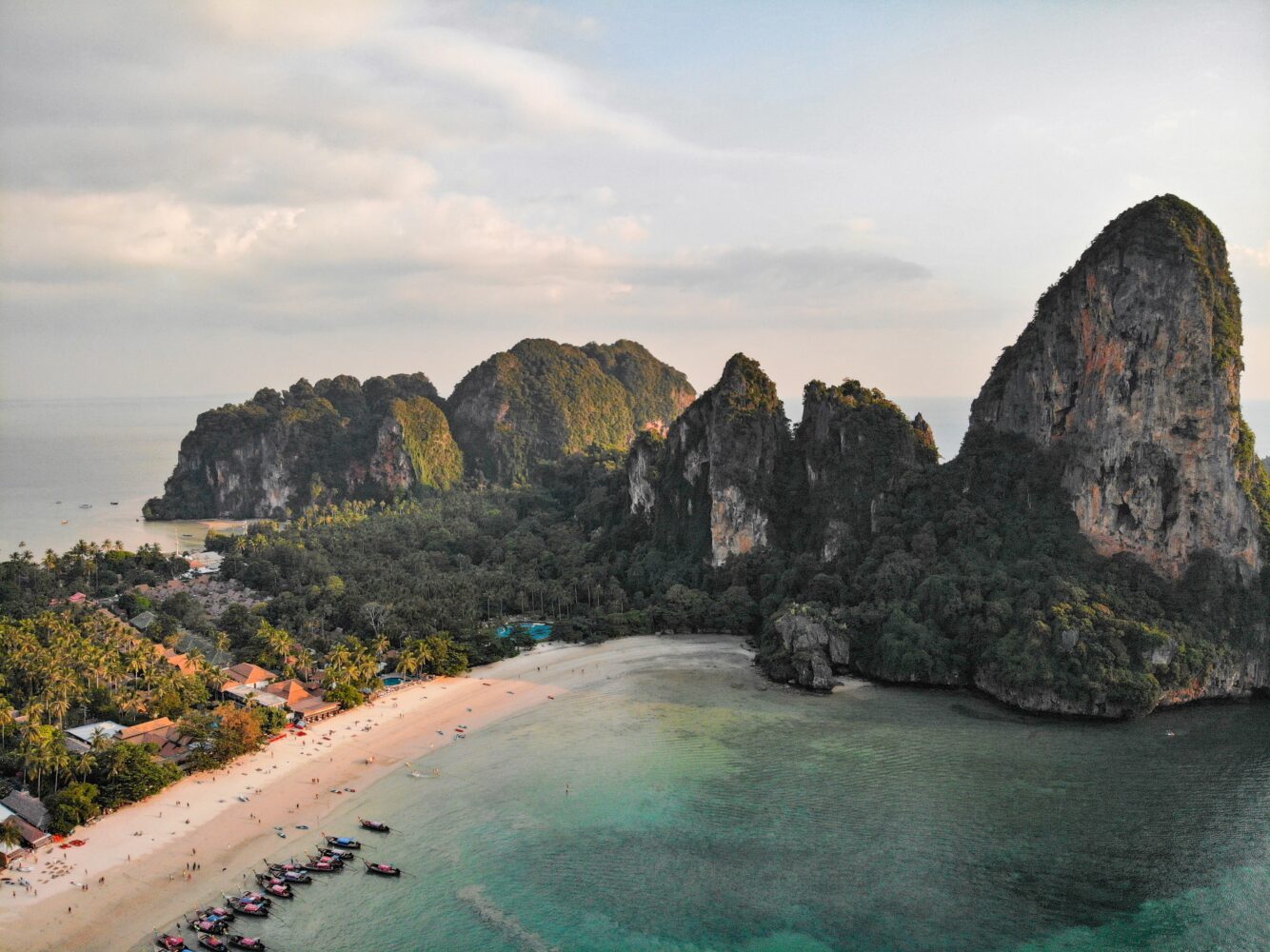 Inselhopping in Thailands Süden: Krabi & Koh Lipe Hintergrundbild