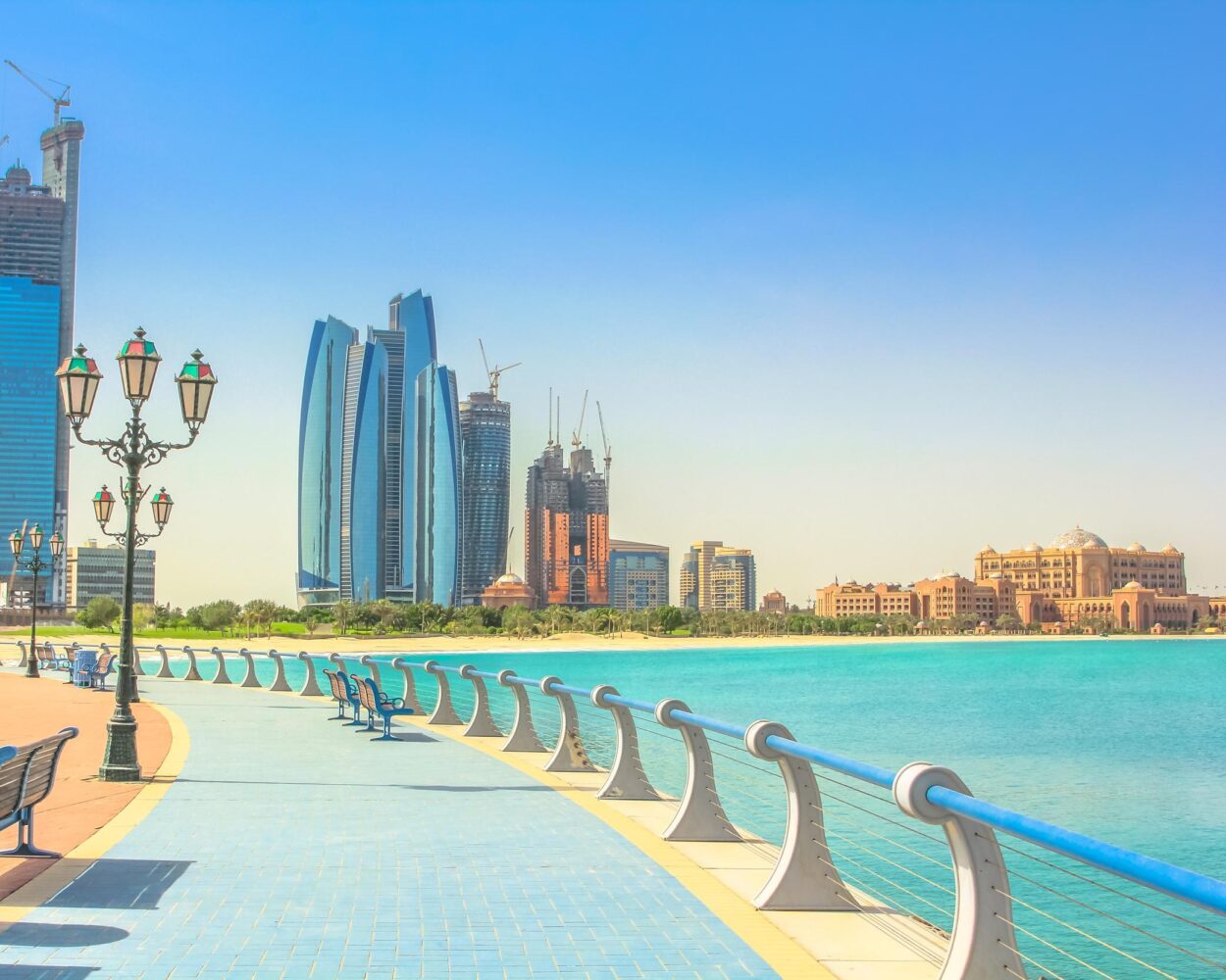 Preiswert durch die Emirate: Abu Dhabi, Dubai & Erholung in Fujairah Hintergrundbild