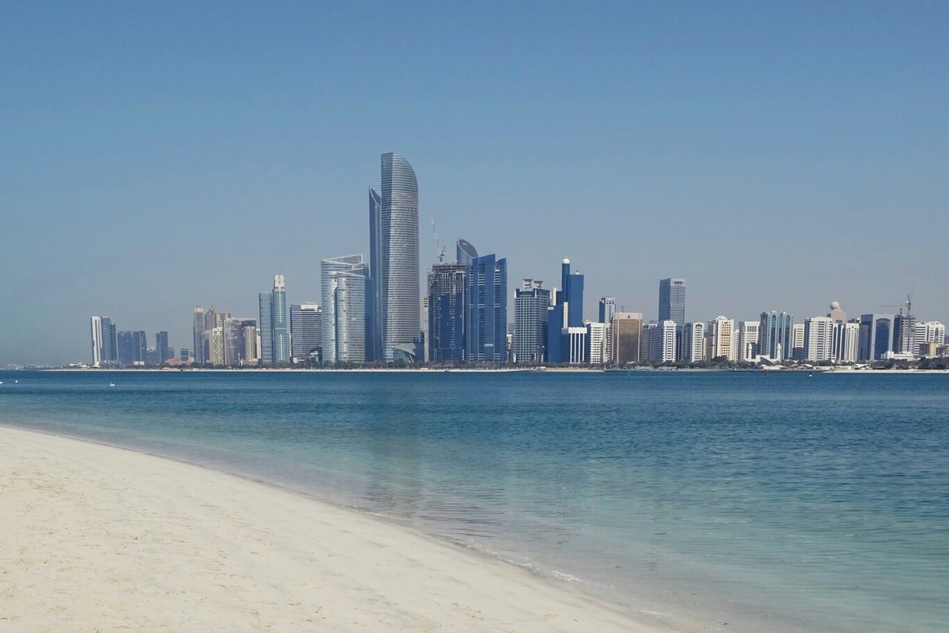 Die Inseln von Abu Dhabi: Baden auf Al Saadiyat & Sir Bani Yas Island Hintergrundbild Die Inseln von Abu Dhabi: Baden auf Al Saadiyat & Sir Bani Yas Island Hintergrundbild