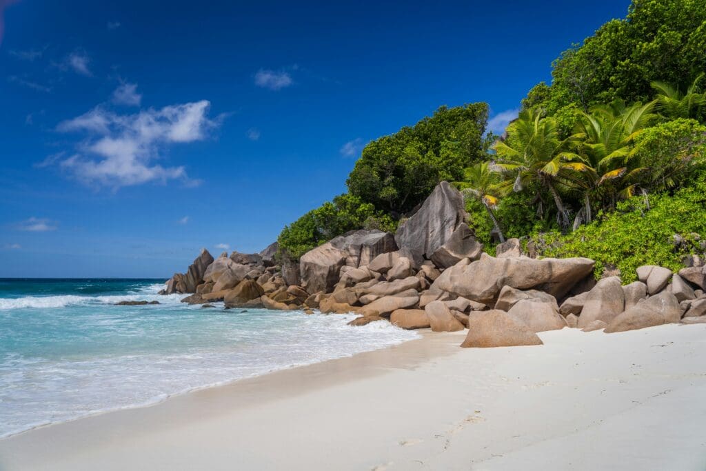 Weißer Sandstrand, glatte Felsen, Seychellen