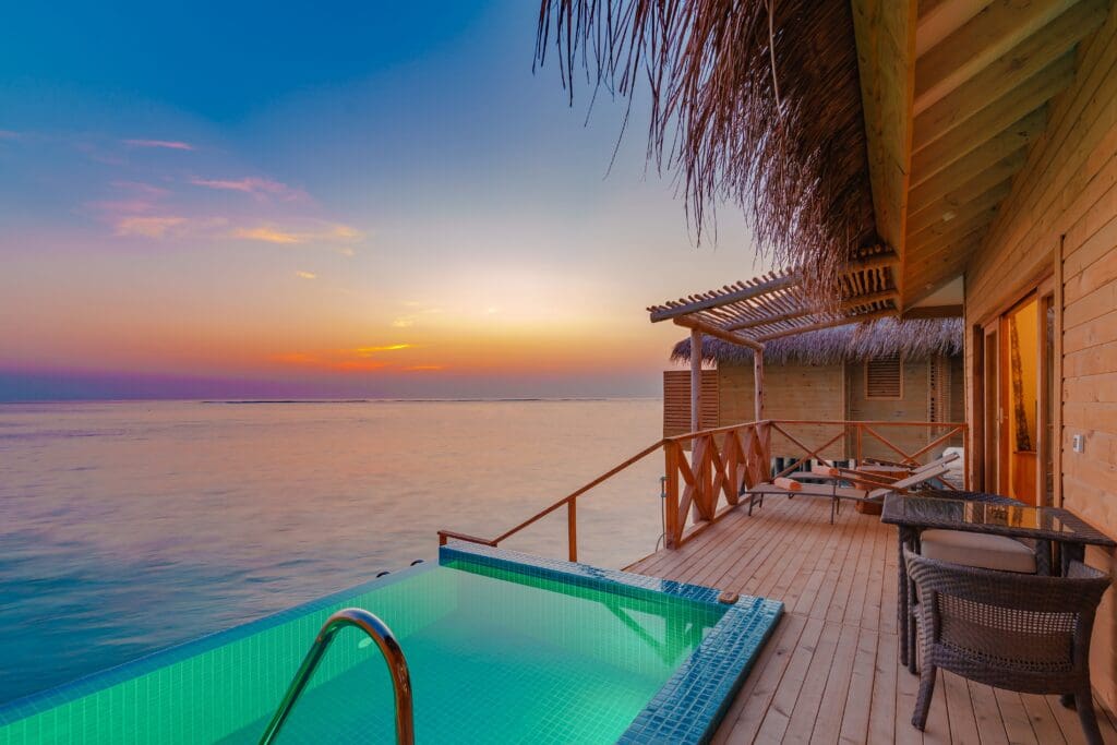 Wunderschöner Sonnenuntergang auf einer Villa mit dem Pool auf Malediven