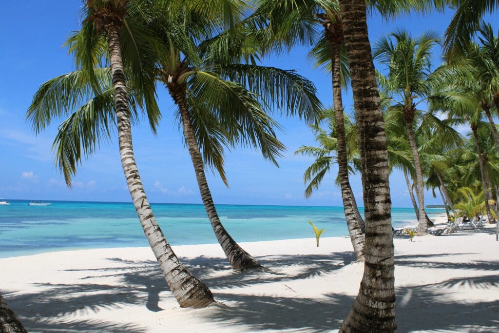 Strahlendweißer Sandstrand und Türkiswasser in der Dominikanischen Republik